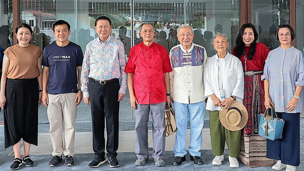 ประชุมสัญจร บัณฑูร ล่ำซำ ให้การต้อนรับ สนั่น อังอุบลกุล ในโอกาสมาดูงานและประชุมสัญจร IMET MAX รุ่น 7 โดยมี ดร.ชุมพล พรประภา, คุณหญิงทองทิพ รัตนะรัต, ขัตติยา อินทรวิชัย, ธนพล ศิริธนชัย และ ปฐมา จันทรักษ์ มาร่วมงานด้วย ที่บ้านพักเจ้าสัว จ.น่าน วันก่อน.