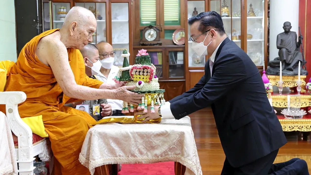 ถวายสักการะ ดร.สมพร สืบถวิลกุล ประธานเจ้าหน้าที่บริหาร ทิพย กรุ๊ป โฮลดิ้งส์ เข้าถวายเครื่องสักการะ สมเด็จพระอริยวงศาคตญาณ สมเด็จพระสังฆราช สกลมหาสังฆปริณายก ในวาระมงคลสมัยฉลองพระชนมายุ 98 พรรษา เพื่อแสดงความสำนึกในพระเมตตาธิคุณ ที่วัดราชบพิธ วันก่อน.