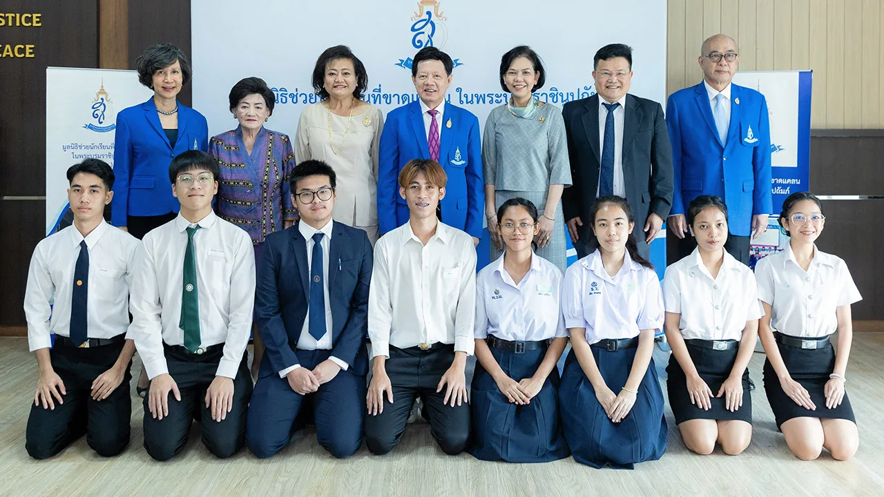 มอบทุน สุรวัฒน์ ชมภูพงษ์ มอบทุนการศึกษาให้นักเรียนในเขตกรุงเทพและปริมณฑล โดยมี ศ.ทัชมัย ฤกษะสุต, พัชนี เธียรธวัช, พล.ท.หญิง สุขุมาล เวศวงศ์ษาทิพย์, วิสูตร กาญจนปัญญาพงศ์ และ กัจจาณี เพ็งจันทร์ มาร่วมในพิธีด้วย ที่คณะนิติศาสตร์ จุฬาลงกรณมหาวิทยาลัย วันก่อน.