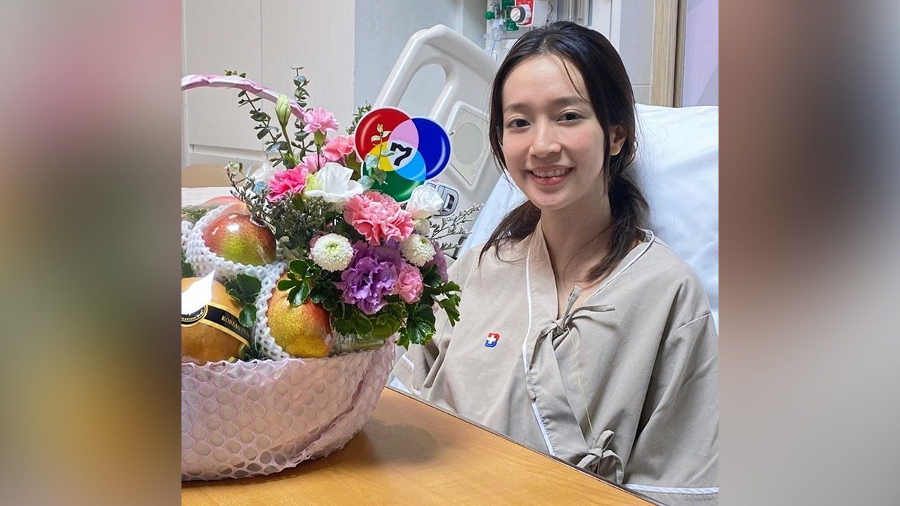 แห่ส่งกำลังใจ ชิงชิง–คริษฐา นักแสดงช่อง 7 แอดมิตด่วนผ่าตัดปอดรั่ว 30% หลังมีอาการหายใจไม่ออก เจ็บแปล๊บๆที่หัวใจ ผ่าตัดเรียบร้อยแต่ต้องพักฟื้น ทำกายภาพปอด.