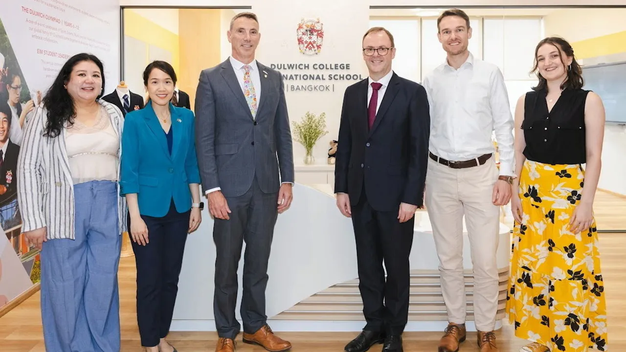 ก่อนเข้าเรียน อดัม กิบสัน เปิดสำนักงานรับสมัครนักเรียนของโรงเรียนนานาชาติดัลลิช คอลเลจ เพื่อให้ข้อมูลแก่ครอบครัวที่สนใจสมัครเข้าเรียน โดยมี ณัฏฐิณี เนตรอำไพ, นันทมาศ ฉัตราภรณ์, รอส อัลเลน และ ไมเคิล แบร์รี มาร่วมงานด้วย ที่ทรู ดิจิทัล พาร์ค วันก่อน.