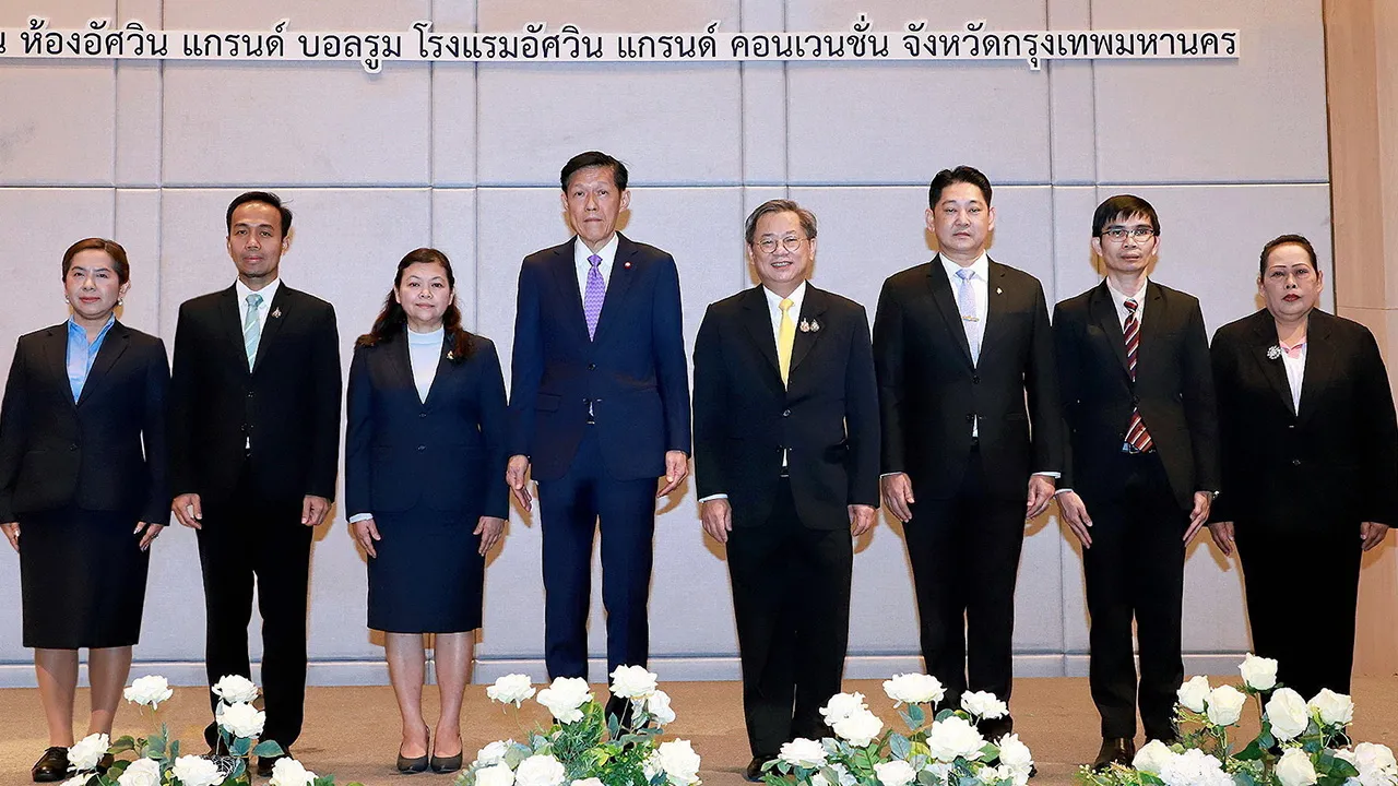 ทดสอบความรู้ ทวีศักดิ์ จันทร์วีระเสถียร อธิบดีผู้พิพากษาศาลเยาวชนและครอบครัวกลาง เปิดการอบรม ฝึกปฏิบัติและทดสอบความรู้ก่อนเข้ารับตำแหน่งผู้พิพากษาสมทบ โดยมี สุพจน์ ปรีชายิ่งสถิตย์, สงกรานต์ เข็มศิริ และ ดวงใจ สิงหนาท มาร่วมงานด้วย ที่โรงแรมอัศวิน แกรนด์ วันก่อน.