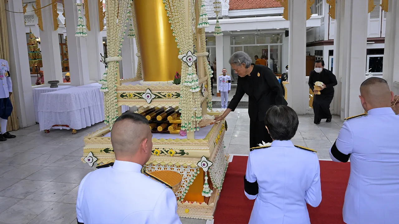 สมเด็จพระกนิษฐาธิราชเจ้า กรมสมเด็จพระเทพรัตนราชสุดาฯ สยามบรมราชกุมารี เสด็จฯไปในการพระราชทานเพลิงศพ ท่านผู้หญิงศรี ลิมปิชาติ อดีตผู้เชี่ยวชาญด้านภาษา มูลนิธิชัยพัฒนา ณ วัดมกุฏกษัตริยาราม เมื่อวันก่อน.