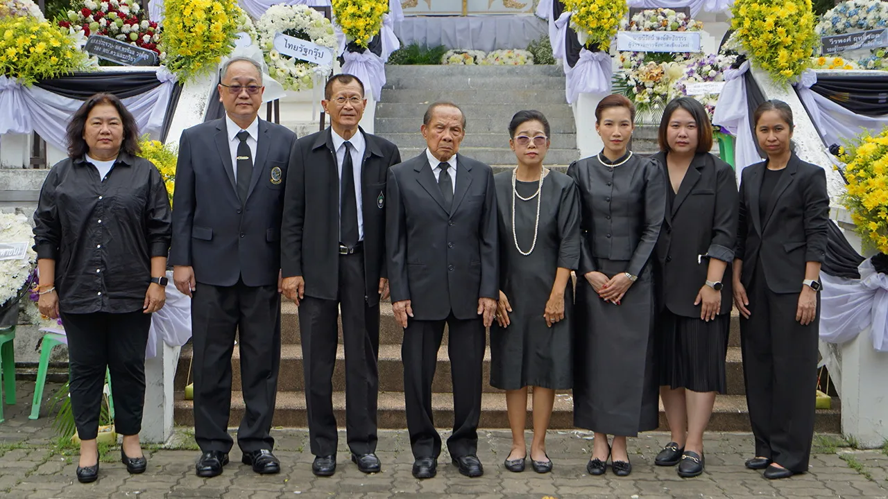 สู่สุคติ ไพโรจน์ โล่ห์สุนทร อดีต รมช.มหาดไทย เป็นประธานในพิธีฌาปนกิจศพ ชัยพินธ์ ขัติยะ หัวหน้าศูนย์ข่าวไทยรัฐ จ.เชียงใหม่ โดยมี ดำฤทธิ์ วิริยะกุล, พณัฐสิทธิ์ ศรีรัตนวงศ์, สรัญญา จงใจหาญ และ ศรัญญา คงอยู่ มาร่วมในพิธีด้วย ที่สุสานหายยา จ. เชียงใหม่ วันก่อน.