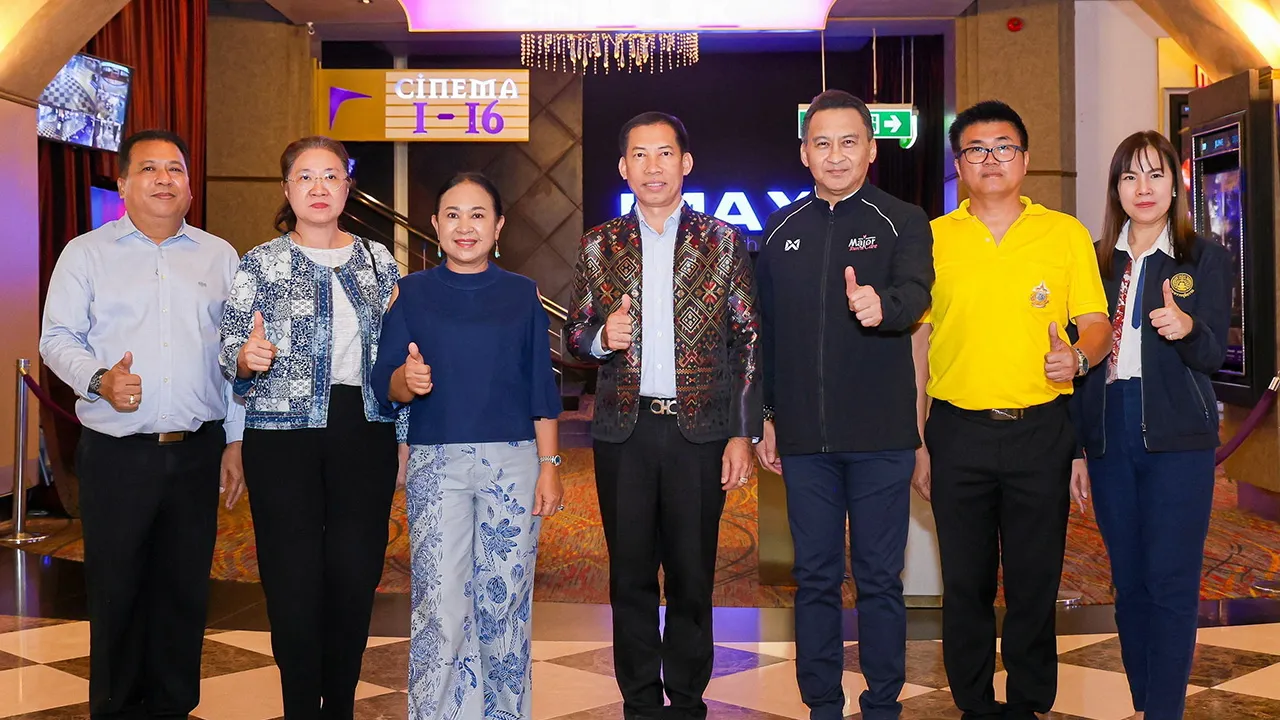 ดูหนัง อภิชาติ คงชัย ให้การต้อนรับ เกียรติศักดิ์ ตรงศิริ ผวจ.นนทบุรี ในโอกาสมาชมภาพยนตร์รอบพิเศษ “พระร่วง...มหาศึกสุโขทัย” สร้างจากแรงบันดาลใจในการสถาปนาอาณาจักรสุโขทัยโดยมี อภิชัย อร่ามศรี มาร่วมชมด้วย ที่เอสพลานาด ซีนีเพล็กซ์ งามวงศ์วาน-แคราย วันก่อน.