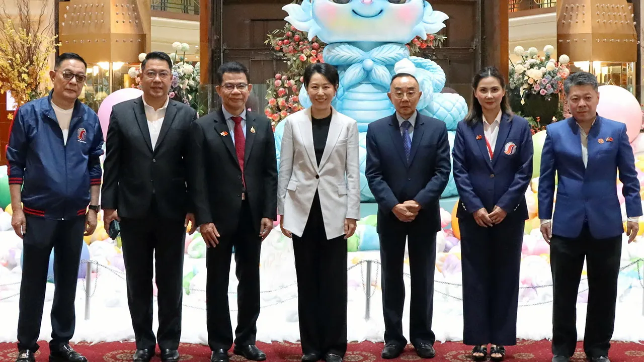 บทจ.2 จาง เซียวเซียว อุปทูตด้านเศรษฐกิจและการค้าไทย-จีน เปิดการอบรมหลักสูตร “ผู้บริหารรุ่นใหม่ธุรกิจไทย-จีน” รุ่นที่ 2 โดยมี ดร.กำพล มหานุกูล, ชิบ จิตนิยม, สืบพงษ์  ปราบใหญ่ และ โรบิน ลี มาร่วมงานด้วย ที่ห้องเพชรชมพู โรงแรมดิ เอมเมอรัลด์ วันก่อน.