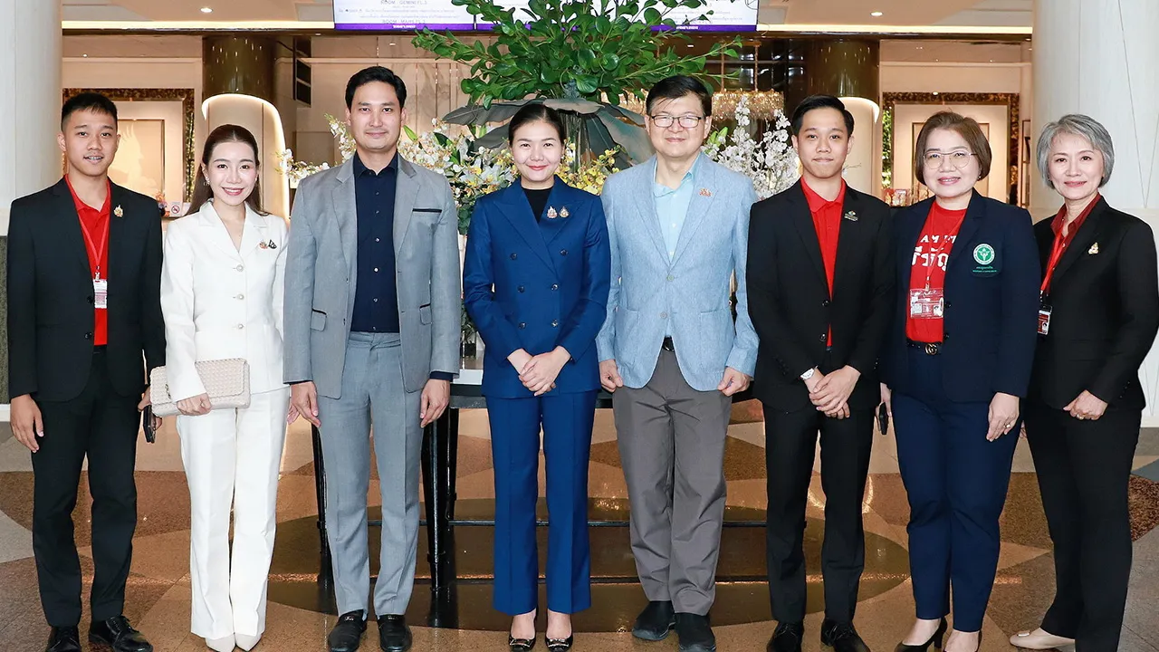 คนรุ่นใหม่ จิราพร สินธุไพร รมต.ประจำสำนักนายกรัฐมนตรี เปิดงานมหกรรมคนรุ่นใหม่รู้ทันภัยสุขภาพ ในโอกาสก้าวสู่ปีที่ 15 สถาบันยุวทัศน์แห่งประเทศไทย โดยมี นพ.พงศ์เทพวงศ์วัชรไพบูลย์ และ อนัคพล อิงคะกุล มาร่วมงานด้วย ที่โรงแรมมิราเคิล แกรนด์ วันก่อน.