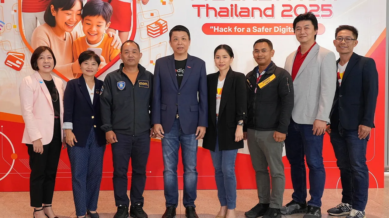 ภัยไซเบอร์ เอกราช ปัญจวีณิน และ มนสินี นาคปนันท์ เปิดตัวโครงการ “True CyberSafe x TrueMoney Hackathon Thailand 2025” ชวนเสนอไอเดียแก้ไขปัญหาภัยไซเบอร์ โดยมี พ.ต.อ.เกรียงไกร พุทไธสง และ พ.ต.ปวิช บูรพาชลทิศน์ มาร่วมงานด้วย ที่ทรู ดิจิทัล พาร์ค เวสต์ วันก่อน.