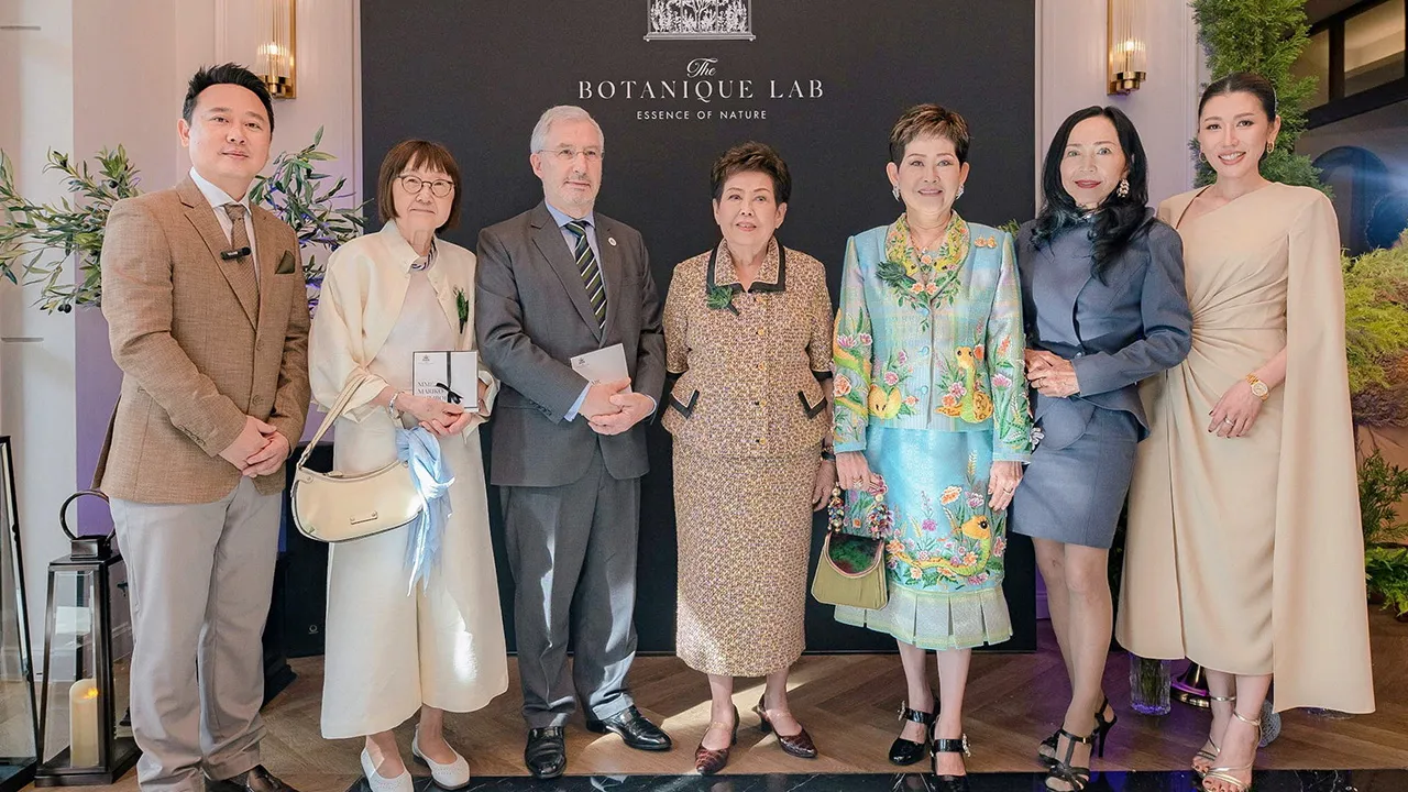 หอมมาก ฌ็อง–โกลด ปวงเบิฟ, ดร.จรรย์สมร วัธนเวคิน และ คุณหญิงณัฐิกา วัธนเวคินอังอุบลกุล เป็นประธานเปิดตัว “The Botanique Lab” แบรนด์น้ำมันหอมระเหยนำเข้าจากฝรั่งเศส ให้ ดร.ปิยะ เสียงสุคนธ์ และ ดร.ศุภณิจ กุลศิริ ที่ไอเอ็มดับเบิ้ลยู เมดิคอล เวลเนส รามคำแหง วันก่อน.