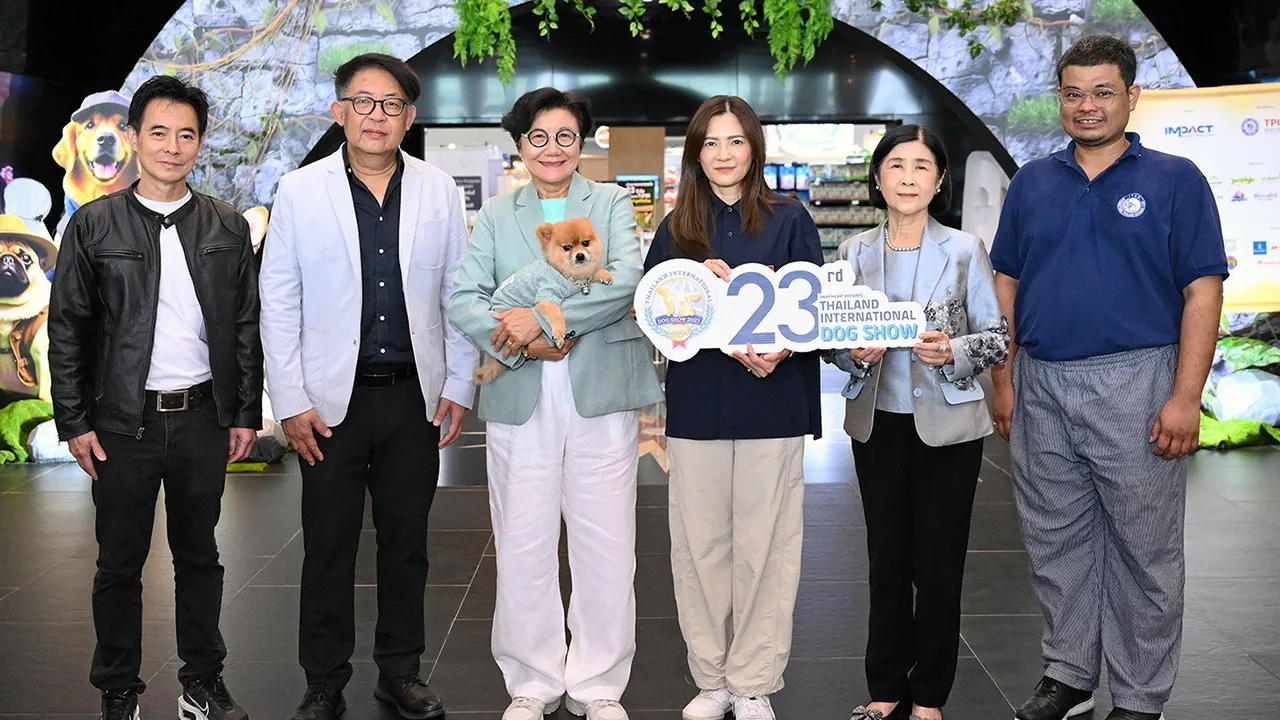 รักสุนัข - กุลวดี จินตวร และ โชษิตา เทียนสว่าง เปิดงาน “สมาร์ทฮาร์ท พรีเซนต์ส ไทยแลนด์ อินเตอร์เนชั่นแนล ด็อกโชว์” ครั้งที่ 23 มหกรรมรวมพลคนรักสุนัข จัดถึง 29 มิ.ย. โดยมี วนิดา บุษกรนันท์ และ นันทพล ตันติวงศ์อำไพ มาร่วมงานด้วย ที่อิมแพ็ค เมืองทองธานี วันก่อน.