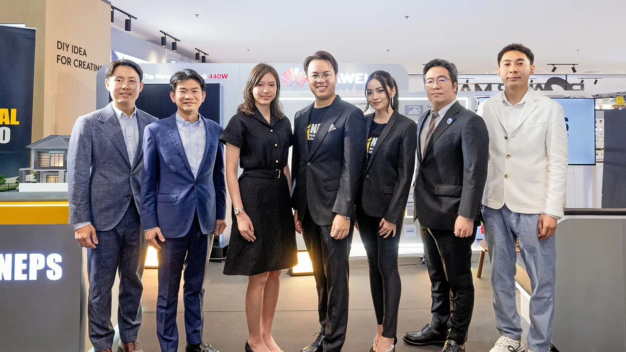 โซลาร์เซลล์ - ตรีรัตน์ ศิริจันทโรภาส เปิด “SOLAR SOLUTIONS by NEPS” รวบรวมอุปกรณ์พลังงานแสงอาทิตย์สำหรับบ้านพักอาศัย พร้อมให้คำปรึกษาออกแบบและคำนวณราคา โดยมี ไพลิน อัมพุช และ ดร.สุธี ไตรวิวัฒนา มาร่วมงานด้วย ที่เดอะมอลล์ไลฟ์สโตร์ บางแค วันก่อน.