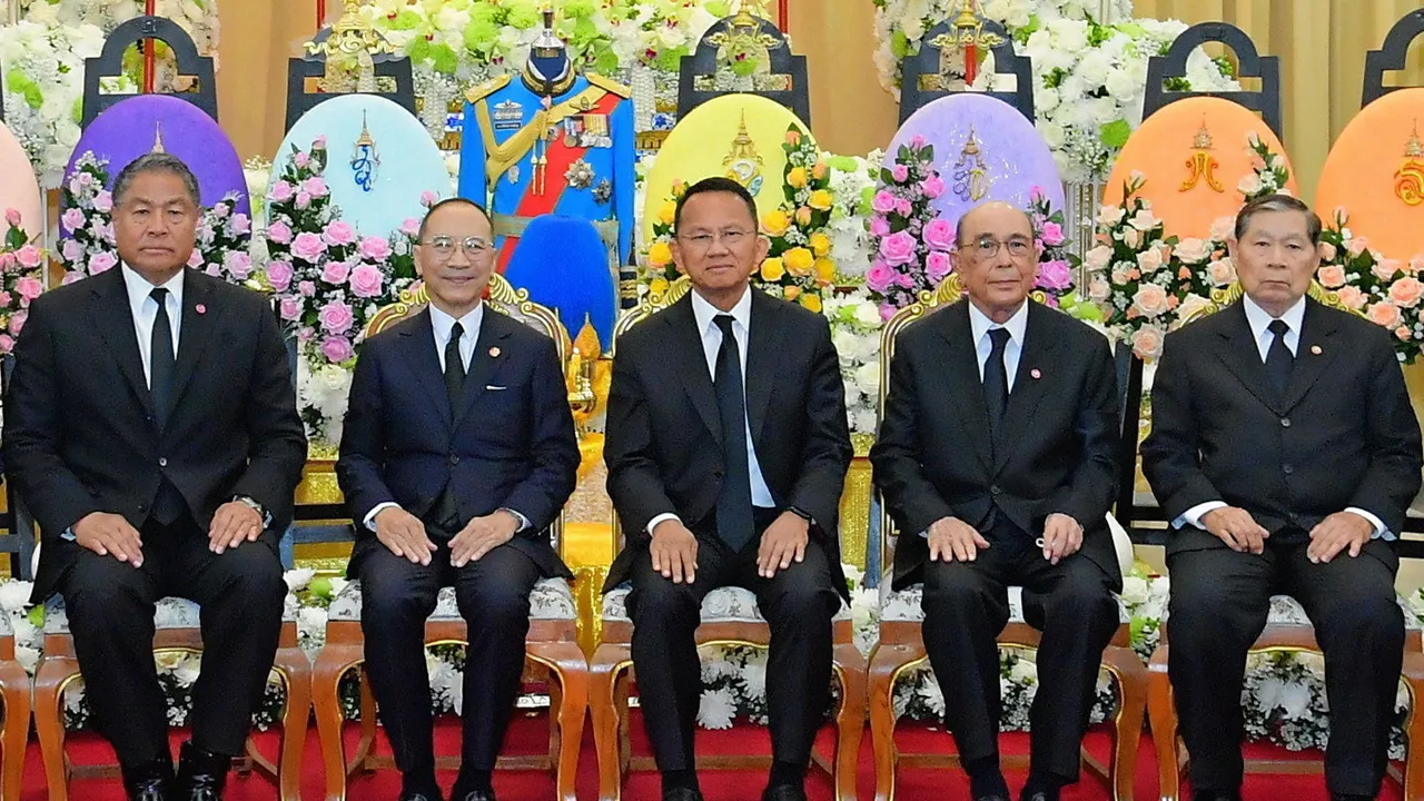 ปลายทางชีวิต - พระวรวงศ์เธอ พระองค์เจ้าเฉลิมศึกยุคล เสด็จเป็นประธานในพิธีสวดพระอภิธรรมศพ พล.อ.อ.ม.ร.ว.ศิริพงษ์ ทองใหญ่ อดีต ผบ.ทอ. โดยมี พล.อ.อ.ชลิต พุกผาสุข, พลากร สุวรรณรัฐ, พล.อ.อ.อมร แนวมาลี และ สมศักดิ์ เทพสุทิน มาร่วมในพิธีด้วย ที่วัดพระศรีมหาธาตุ วันก่อน.