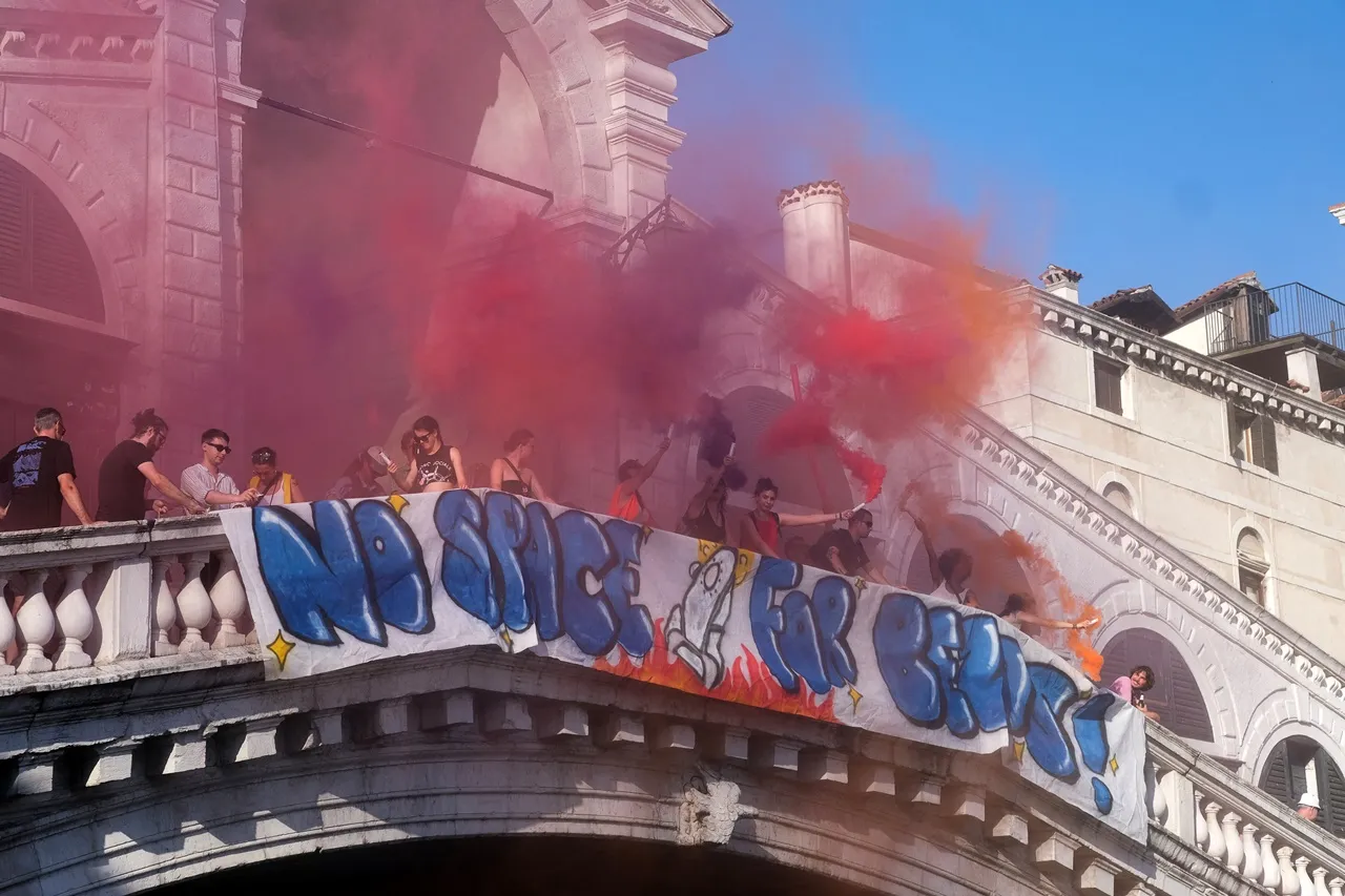 ผู้ประท้วงต่อต้านงานแต่งงานของเจฟฟ์ เบซอส จุดพลุแฟลร์บนสะพานริอัลโต (Rialto) 