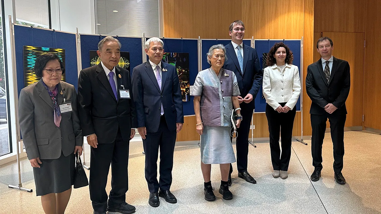 สมเด็จพระกนิษฐาธิราชเจ้า กรมสมเด็จพระเทพรัตนราชสุดาฯ สยามบรมราชกุมารี เสด็จฯ ไปทอดพระเนตรศูนย์ถ่ายภาพความเร็วสูงพิเศษฮัมบูร์ก ณ มหาวิทยาลัยฮัมบูร์ก สหพันธ์สาธารณรัฐเยอรมนี เมื่อวันก่อน.