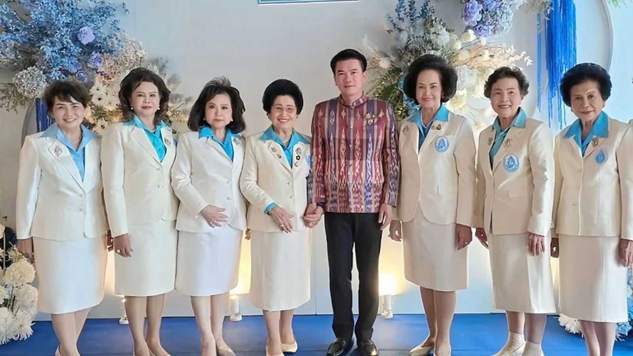 แม่ดีเด่น ประไพรัตน์ เพชรยวน และ เพ็ญพักตร์ ศรีทอง เป็นประธานในพิธีสถาปนาสมาคมแม่ดีเด่นแห่งชาติ จ.พังงา ให้ ดร.วัลลภา ธีระสานต์ โดยมี ดร.นุชนาถ วสุรัตน์, พญ.สุวณีย์ โยธารักษ์ และ ประยูร เหล่าสายเชื้อ มาร่วมในพิธีด้วย ที่โรงแรมเลอ เอราวัณ จ.พังงา วันก่อน.