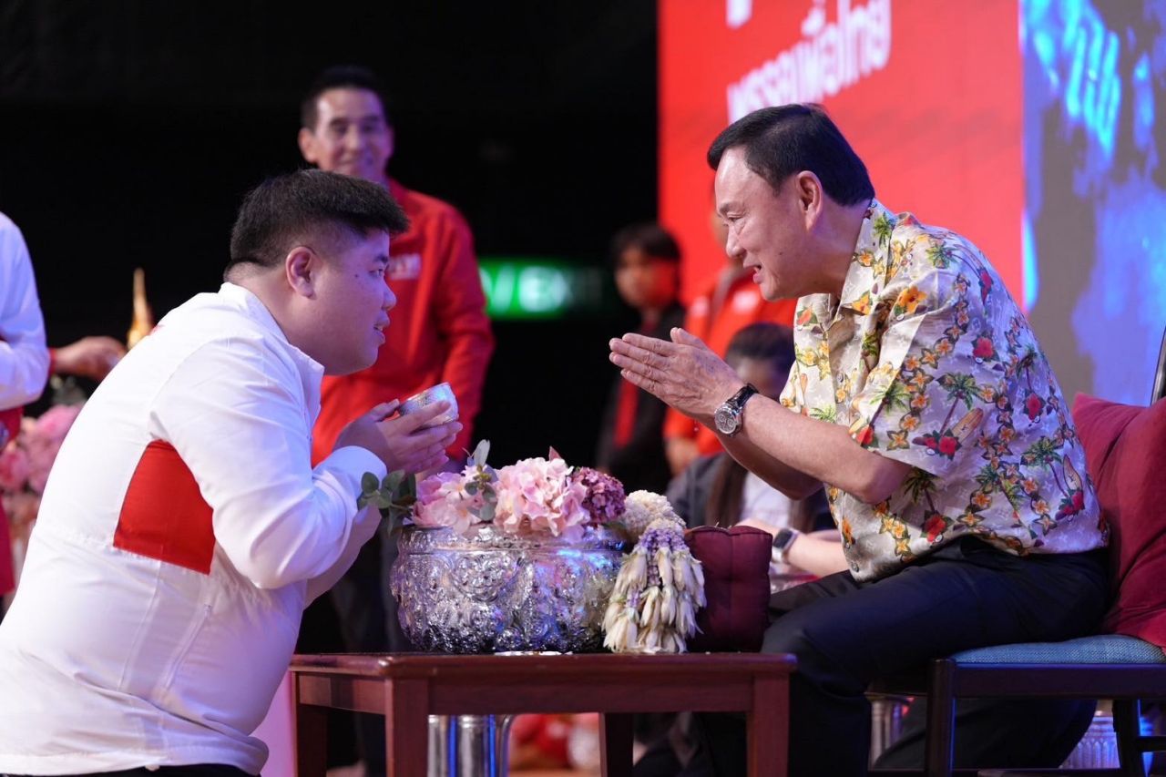 นายพงศ์กวิน และสมาชิกพรรคเพื่อไทย เข้ารดน้ำดำหัว นายทักษิณ ชินวัตร อดีตนายกรัฐมนตรี