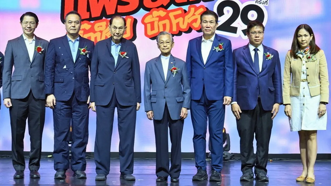 อย่าพลาด ชวน หลีกภัย อดีตนายกรัฐมนตรี เปิดงาน “สหกรุ๊ป แฟร์ & เฟส” ครั้งที่ 29 รวบรวมสินค้าราคาพิเศษในเครือสหพัฒน์มาให้เลือกช็อป จัดถึง 29 มิ.ย. โดยมี บุณยสิทธิ์ โชควัฒนา, เวทิต โชควัฒนา และ ธรรมรัตน์ โชควัฒนา มาร่วมงานด้วย ที่ไบเทค บางนา วันก่อน.