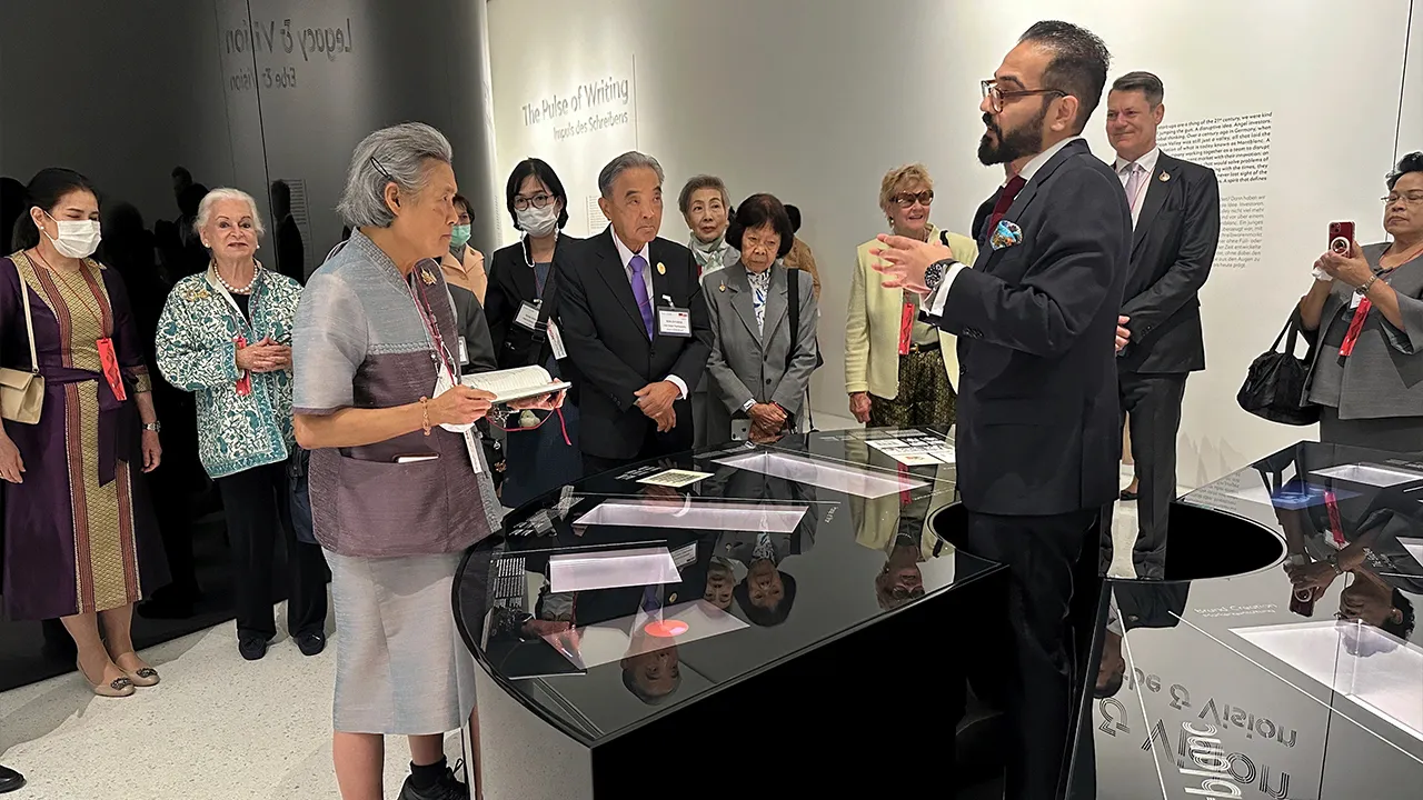 สมเด็จพระกนิษฐาธิราชเจ้า กรมสมเด็จพระเทพรัตนราชสุดาฯ สยามบรมราชกุมารี เสด็จฯไป ทอดพระเนตรมงบล็องเฮาส์ นิทรรศการการเขียนและกระบวนการผลิตเครื่องเขียน ณ เมืองฮัมบวร์ค เยอรมนี เมื่อวันที่ 26 มิถุนายน.