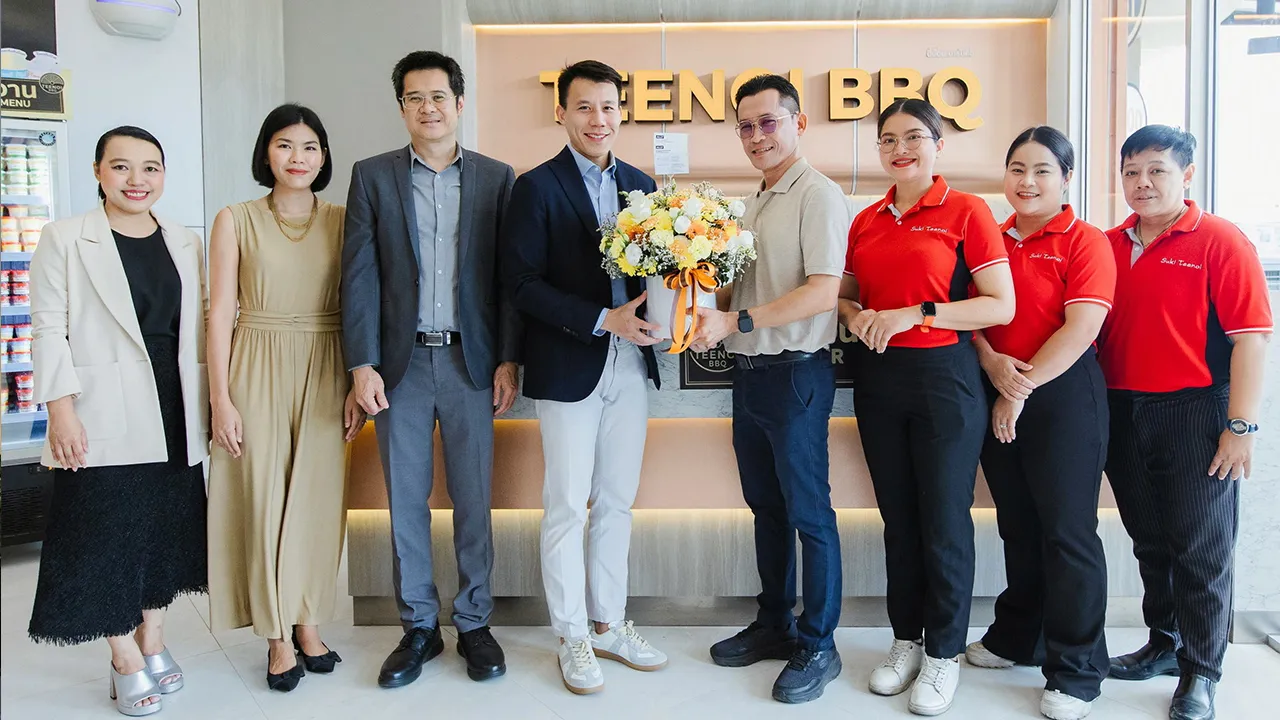 ตามไปกิน กวินทร์ เอี่ยมสกุลรัตน์ มอบดอกไม้แสดงความยินดีให้ พุทธิวัฒน์ โรจนอดุลศักดิ์ ในโอกาสเปิดร้าน “ตี๋น้อย บาร์บีคิว” สาขาแรกบนถนนราชพฤกษ์ โดยมี อรรถกร เนตร์เนรมิตดี, สองขวัญ สุนทรวิภาต และ ยุวรัตน์ ชิณแสน มาร่วมในพิธีด้วย ที่เดอะคริสตัล เอสบี ราชพฤกษ์ วันก่อน.