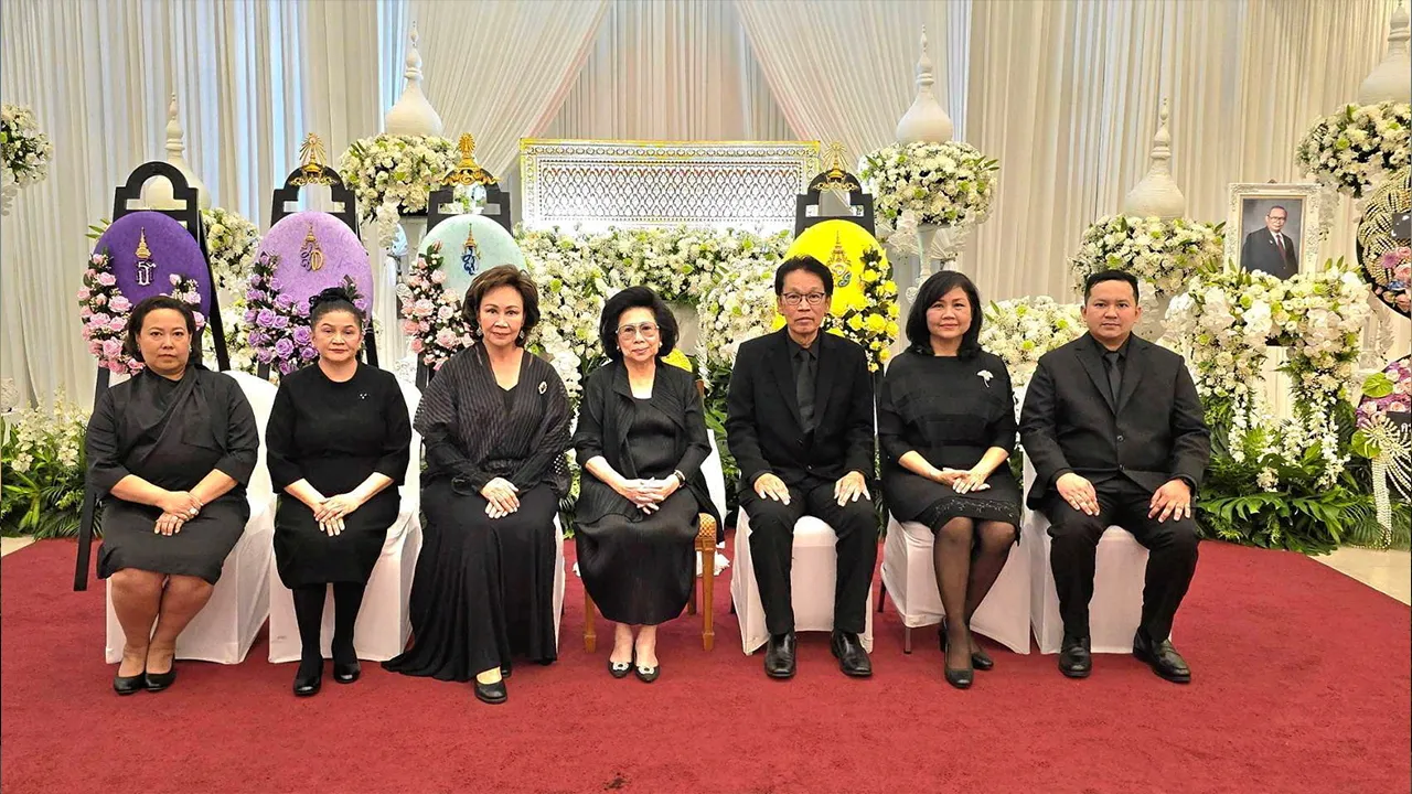 ปลายทางชีวิต ดร.วีณา เชิดบุญชาติ เป็นประธานในพิธีสวดพระอภิธรรมศพ สุรพล โทณะวณิก ศิลปินแห่งชาติ สามี ศรินศิริ โทณะวณิก และเป็นบิดาของ สุรพลน้อย โทณะวณิก โดยมี ชาลอต โทณวณิก, นพพร โทณะวณิก และ ผุสชา โทณะวณิก มาร่วมในพิธีด้วย ที่วัดธาตุทอง วันก่อน.