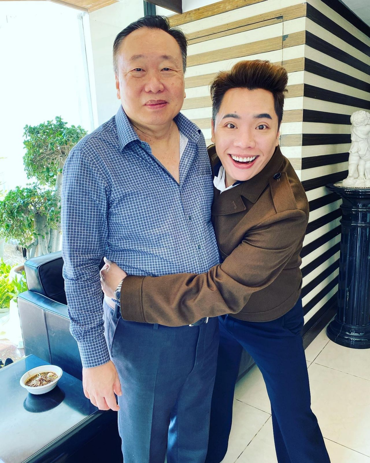 นายสุชาติ และ มดดำ คชาภา บุตรชาย