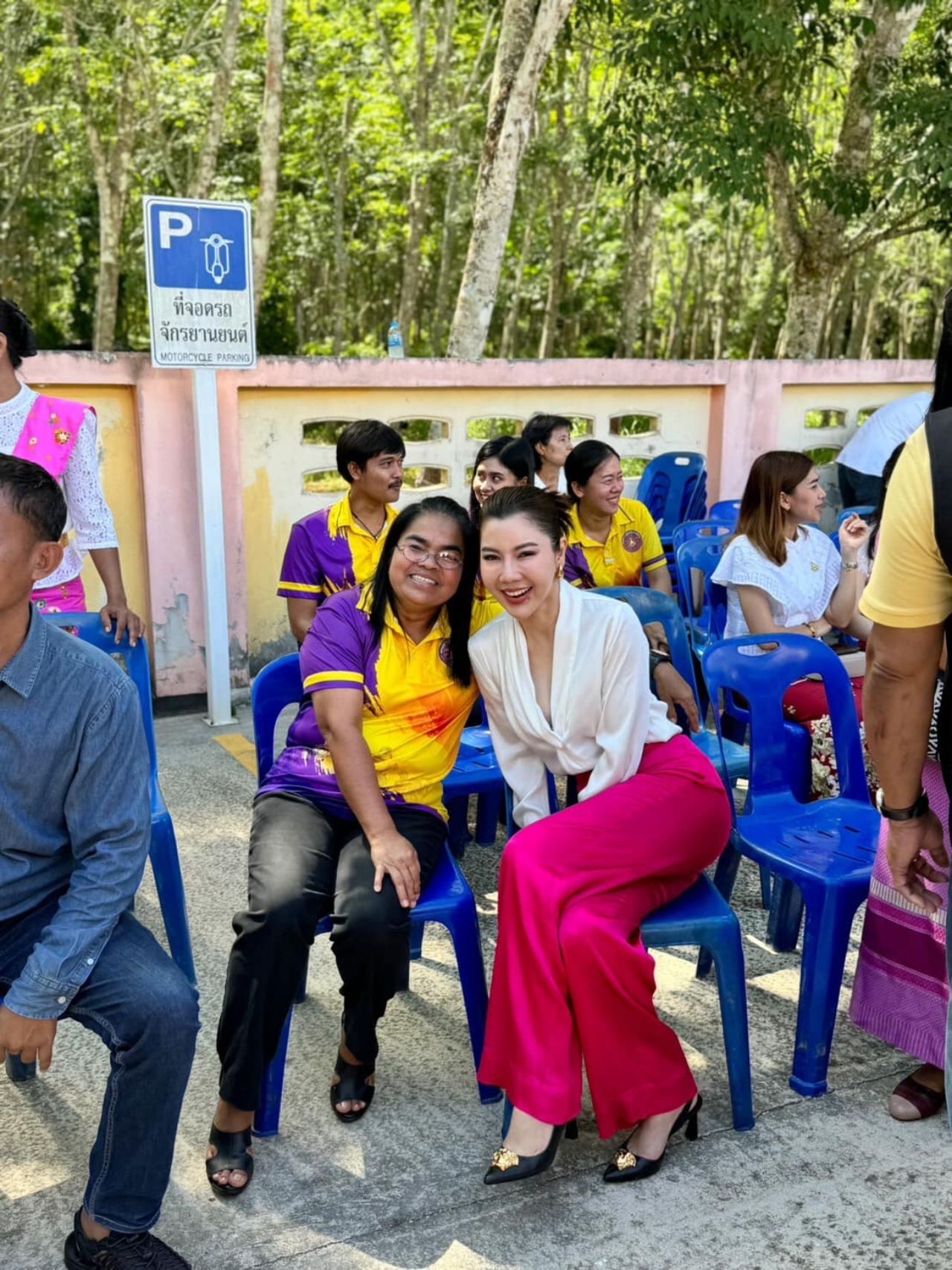 น.ส.ชฎาลักษณ์ วรพงศ์ (ตุ๊กตา) ภรรยา นายชัยชนะ เดชเดโช รองหัวหน้าพรรคประชาธิปัตย์ และ สส.นครศรีธรรมราช 2 สมัย