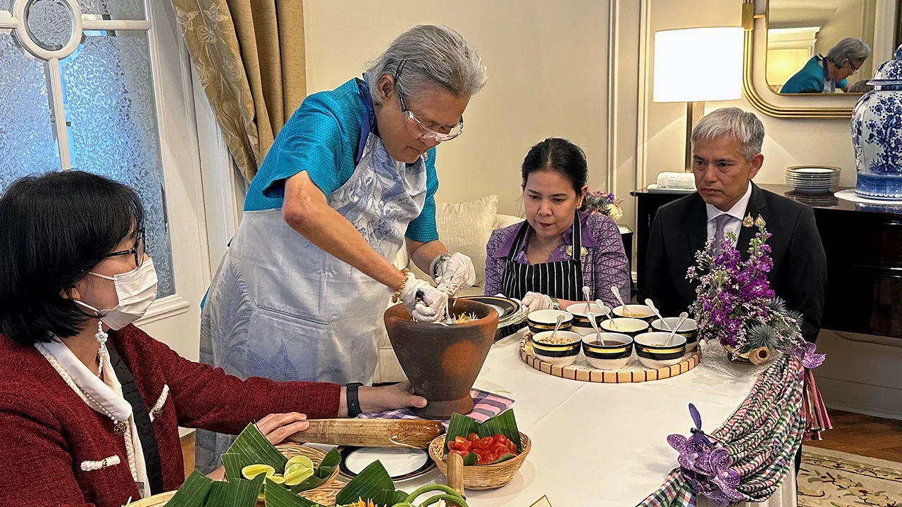 สมเด็จพระกนิษฐาธิราชเจ้า  กรมสมเด็จพระเทพรัตนราชสุดาฯ สยามบรมราชกุมารี  พระราชทานพระราชวโรกาสให้ จิตติพัฒน์ ทองประเสริฐ เอกอัครราชทูต ณ กรุงเบอร์ลิน ถวายพระกระยาหารเย็น ในโอกาสเสด็จฯเยือนสหพันธ์สาธารณรัฐเยอรมนี ในโอกาสนี้ทรงประกอบเมนูส้มตำพระราชทานด้วย ณ สถานเอกอัครราชทูต ณ กรุงเบอร์ลิน เมื่อวันก่อน.