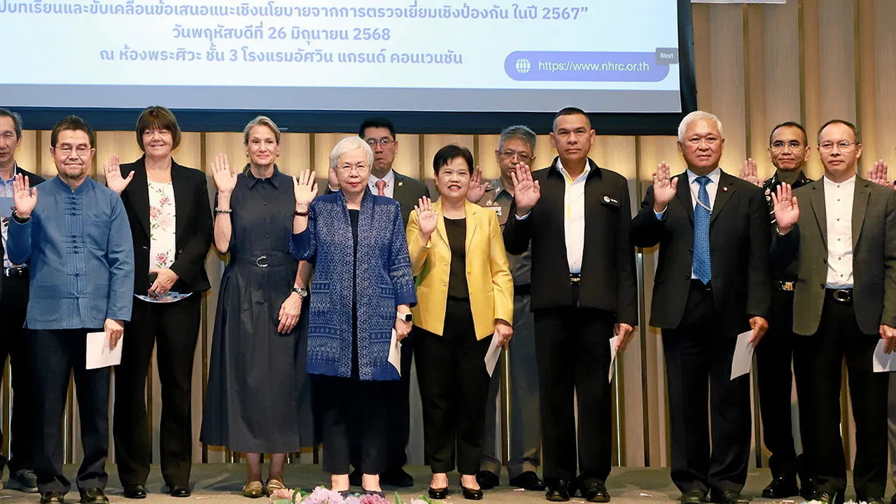 ต่อต้าน ปิติกาญจน์ สิทธิเดช กรรมการสิทธิมนุษยชนแห่งชาติ เปิดงานกิจกรรมเนื่องในวันต่อต้านการทรมานสากล โดยมี ผศ.สุชาติ เศรษฐมาลินี, สุภัทรา นาคะผิว, ชาติชาย สุทธิกลม,ซินเทีย เวลิโก และ คาริน มัลธัส มาร่วมงานด้วย ที่โรงแรมอัศวิน แกรนด์ คอนเวนชั่น วันก่อน.