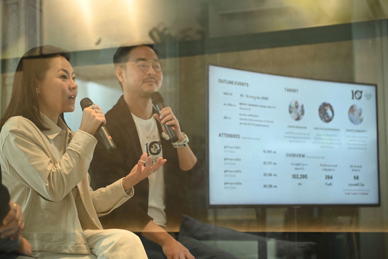 ณัฏฐ์รดา คุณะวิวัฒนานนท์ นายกสมาคมกาแฟพิเศษไทย (ซ้าย) ช้างน้อย กุญชร ณ อยุธยา กรรมการผู้จัดการ บริษัท คลาวด์แอนด์กราวนด์ จำกัด ผู้จัดงาน Thailand Coffee Fest (ขวา)