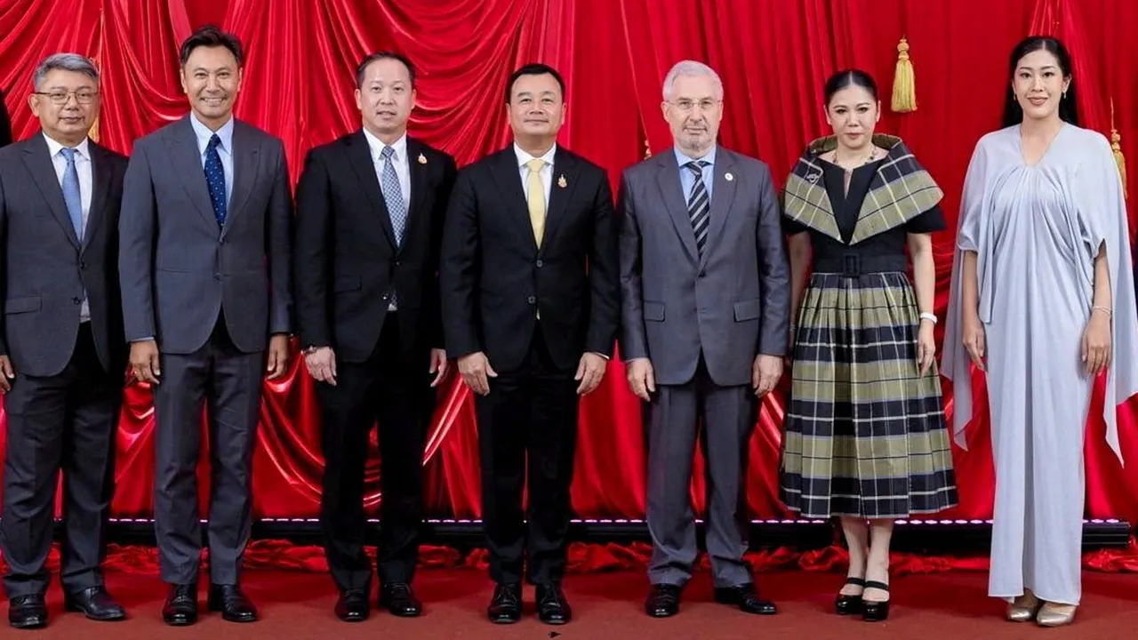 เวลคัม - สรวงศ์ เทียนทอง รมว.การท่องเที่ยวและกีฬา เป็นประธานในงาน “Amazing Thailand Saneh Thai Gala Night” เพื่อต้อนรับพันธมิตรในอุตสาหกรรมการท่องเที่ยว โดยมี ฐาปนีย์ เกียรติไพบูลย์ และ จักรพรรดิ์ คล่องพยาบาล มาร่วมงานด้วย ที่โรงแรมดุสิตธานี วันก่อน.