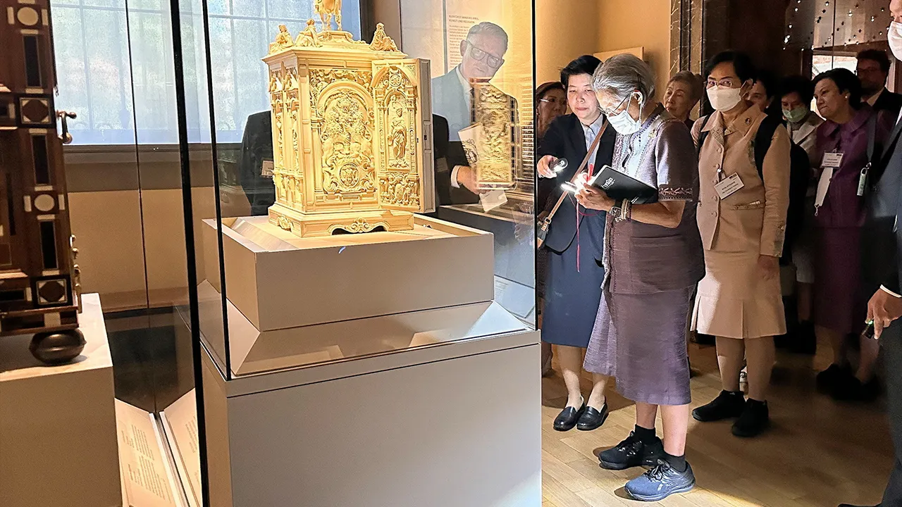 สมเด็จพระกนิษฐาธิราชเจ้า กรมสมเด็จพระเทพรัตนราชสุดาฯ สยามบรมราชกุมารี เสด็จฯไปทอดพระเนตรศิลปวัตถุและหลักฐานทางวัฒนธรรมของแคว้นบาวาเรีย ณ พิพิธภัณฑสถานแห่งชาติบาวาเรีย นครมิวนิก เยอรมนี เมื่อวันก่อน.