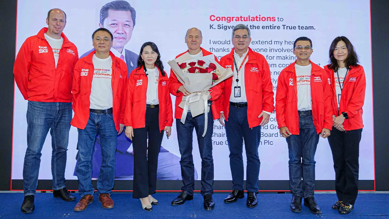 ชนะประมูล - ซิกเว่ เบรกเก้ จัดงานฉลองในโอกาสทรู คอร์ปอเรชั่น ชนะการประมูลคลื่นความถี่ 2300 และ 1500 MHz มูลค่า 26,000 ล้านบาท โดยมี จักรกฤษณ์ อุไรรัตน์, ยุภา ลีวงศ์เจริญ, ประเทศ ตันกุรานันท์ และ นฤพนธ์ รัตนสมาหาร มาร่วมงานด้วย ที่อาคารทรู ทาวเวอร์ วันก่อน.