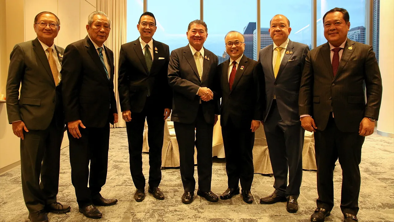 ห้าสิบปี - มาริษ เสงี่ยมพงษ์ และ อู๋ จื้ออู่ จัดงานฉลองครบรอบ 50 ปี ความสัมพันธ์ทางการทูตระหว่างไทย-สาธารณรัฐประชาชนจีน โดยมี ภูมิธรรม เวชยชัย, พิชัย นริพทะพันธุ์, พ.ต.อ.ทวี สอดส่อง และ พินิจ จารุสมบัติ มาร่วมงานด้วย ที่ศูนย์การประชุมแห่งชาติสิริกิติ์ วันก่อน.