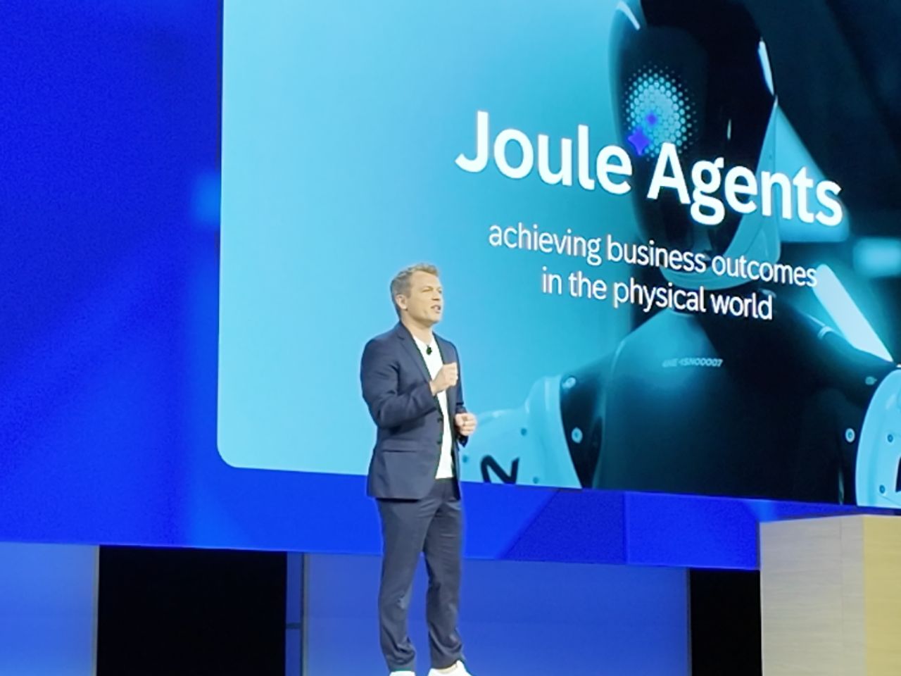 Dr.Philip Herzig, Chief Technology Officer (CTO) และ Chief AI Officer ของ SAP ในระหว่างนำเสนอแผน AI Agents และ Robotics บนเวที Keynote งาน SAP Sapphire 2025