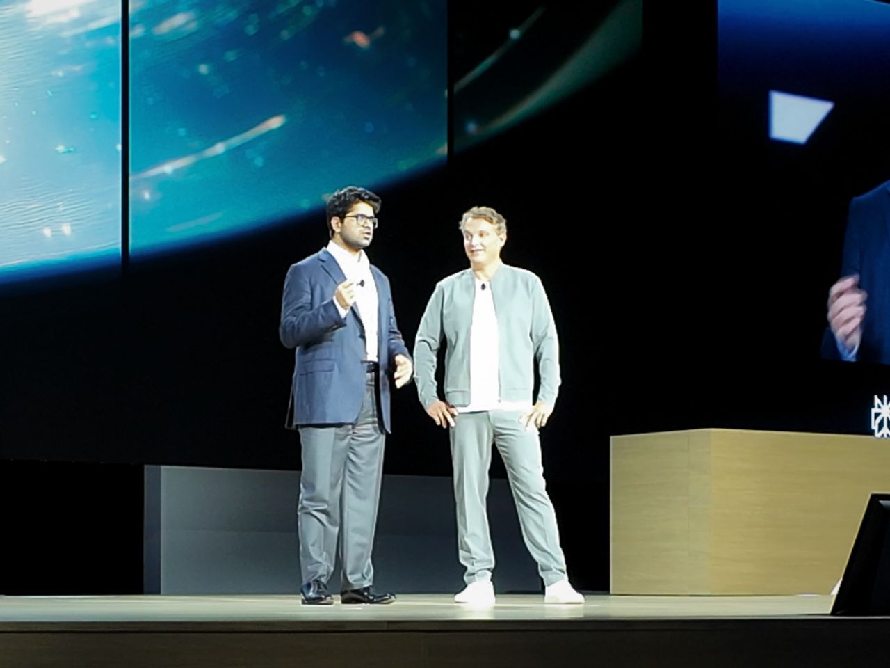 Aravind Srinivas ซีอีโอและผู้ร่วมก่อตั้ง Perplexity AI (ซ้าย) ขึ้นเวที Keynote ในงาน SAP Sapphire 2025 ร่วมกับ Christian Klien ซีอีโอ SAP (ขวา)