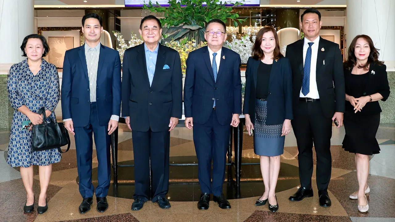 รุ่น 32 ดร.อัศวิน อิงคะกุล ให้การต้อนรับ ประเสริฐ จันทรรวงทอง รมว.ดีอีเอส ในโอกาสเปิดการอบรมหลักสูตรการพัฒนาผู้บริหารเทคโนโลยีสารสนเทศระดับสูงภาครัฐ รุ่นที่ 32 โดยมี อัฐฐเสฏฐ จุลเสฏฐพานิช และ ไอรดา เหลืองวิไล มาร่วมงานด้วย ที่โรงแรมมิราเคิล แกรนด์ วันก่อน.