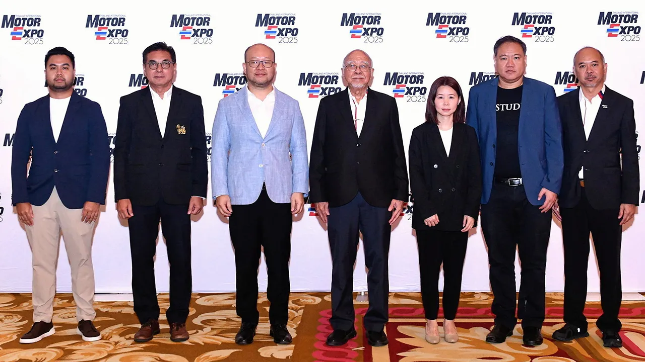 จองได้แล้ว ขวัญชัย ปภัสร์พงษ์ แถลงข่าวการเปิดจองพื้นที่งาน “มหกรรมยานยนต์” ครั้งที่ 42 โดยมี พอลล์ กาญจนพาสน์, รัศมี พณิชยานนท์, สุรเชษฐ์ อัศวเรืองอนันต์, อุดมศักดิ์ มีชัย, ตวรรณ วงษ์ศาโรจน์ และ ชลัทชัย ปภัสร์พงษ์ มาร่วมงานด้วย ที่อิมแพ็ค เมืองทองธานี วันก่อน.