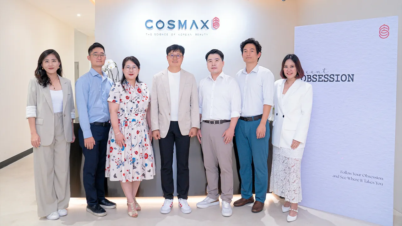 จากเกาหลี มินกู คัง จัดงาน “Scent Workshop 2025” อัปเดตเทรนด์กลิ่นน้ำหอมยอดฮิตประจำปี 2025 พร้อมตอกย้ำการเติบโตของโรงงานผลิตเครื่องสำอางและน้ำหอม COSMAX ในไทย โดยมี เกศริน สิมารัตน์ มาร่วมงานด้วย ที่ COSMAX Head Office สุขุมวิท 66 วันก่อน.