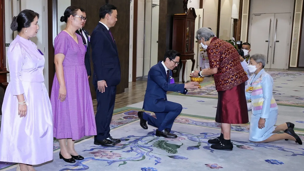 สมเด็จพระกนิษฐาธิราชเจ้า กรมสมเด็จพระเทพรัตนราชสุดาฯ สยามบรมราชกุมารี เสด็จออก ณ วังสระปทุม พระราชทานพระราชวโรกาสให้ กฤษณ์ จันทโนทก ประธานเจ้าหน้าที่บริหาร ธนาคารไทยพาณิชย์ เฝ้าฯทูลเกล้าฯ ถวายเงินรายได้จากการร่วมกิจกรรมในงานกาชาด ประจำปี 2566 เพื่อบำรุงสภากาชาดไทย เมื่อวันที่ 5 มิถุนายน.