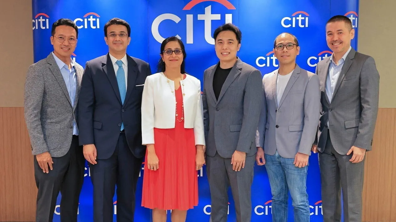 สัมมนา ดานียาร์ อากิยานอฟ จัดงานสัมมนาแนวโน้มเศรษฐกิจไทยปี 2568 พร้อมอัปเดตเทรนการบริหารเงินทุนตอบโจทย์การดำเนินงานของธุรกิจท่ามกลางสถานการณ์ล่าสุด โดยมี กิตตน์ เหล่าอาภรณ์กุล และ เจษฎา ธนสิทธิพันธ์ มาร่วมงานด้วย ที่ สนง.ใหญ่ ธนาคารซิตี้แบงก์ วันก่อน.