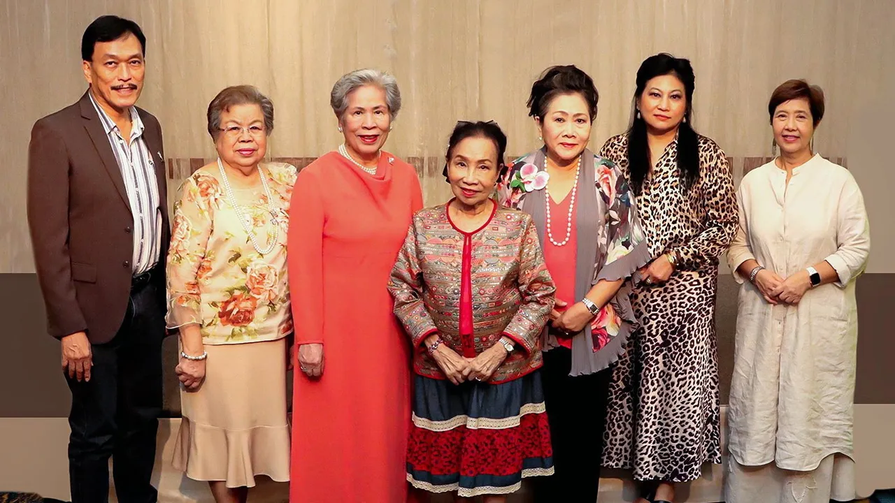 ขอบคุณค่ะ คุณหญิงตรึงใจ อิฐรัตน์ จัดงานเลี้ยงขอบคุณคณะกรรมการจัดงานสิริวัฒนาพยากรณ์เพื่อคนพิการ โดยมี ม.ล.มลสุดา ชำนิประศาสน์, ธนาภรณ์ เกษชุมพล, ผศ.พรศิริ อัญญานุภาพ, เพ็ญวดี เพียรอนุกูล และ อภิญญา สุทธิสาร มาร่วมงานด้วย ที่โรงแรมดิ เอมเมอรัลด์ วันก่อน.