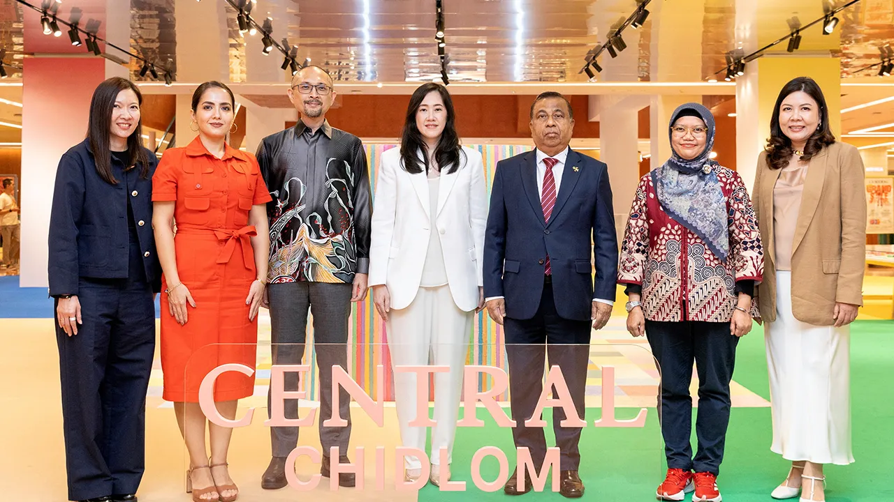 ฉลองวันหยุด รวิศรา จิราธิวัฒน์ จัดแคมเปญ “Central EID Mubarak” เพื่อต้อนรับนักท่องเที่ยวและเฉลิมฉลองช่วงวันหยุดต่อเนื่องของศาสนาอิสลาม โดยมี ฟูอาด เตาฟิก, โมฮาเหม็ด ฮาฟิส มูฮัมหมัด ชารีฟ และ ทิพมาศ เกษี มาร่วมงานด้วย ที่เซ็นทรัล ชิดลม วันก่อน.