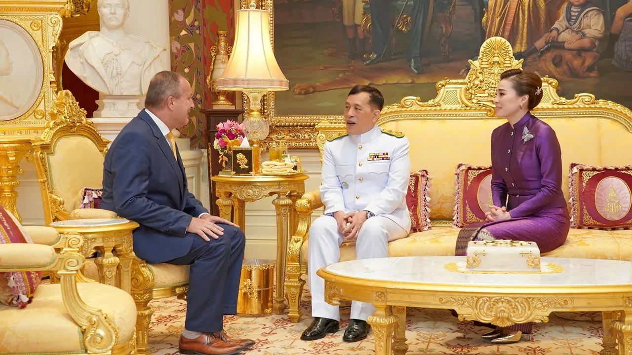 พระบาทสมเด็จพระเจ้าอยู่หัว และสมเด็จพระนางเจ้าฯ พระบรมราชินี เสด็จออก ณ พระที่นั่งอัมพรสถาน พระราชทานพระบรมราชวโรกาสให้ ชานโดร์ ชีโปช เอกอัครราชทูตฮังการี เฝ้าฯ กราบบังคมทูลลาในโอกาสพ้นจากหน้าที่ เมื่อวันก่อน.