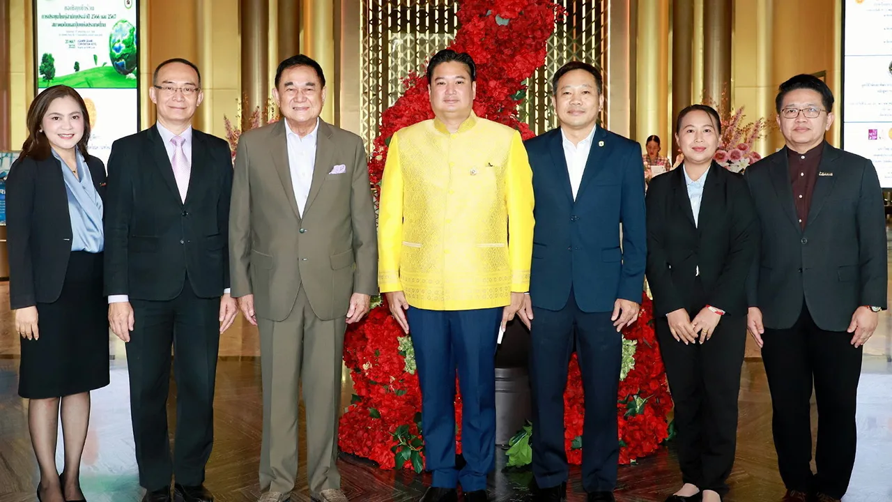 ประชุมใหญ่ ดร.อัศวิน อิงคะกุล ให้การต้อนรับ รพีภัทร จันทรศรีวงศ์ นายกสมาคมดินและปุ๋ย ในโอกาสจัดการประชุมใหญ่สามัญประจำปี 2566-2567 โดยมี เสกสรรค์ วรรณกรี,จารุณี ติสวัสดิ์ และ เทอดศักดิ์ ปวิธพาณิชย์ มาร่วมงานด้วย ที่โรงแรมอัศวิน แกรนด์ วันก่อน.