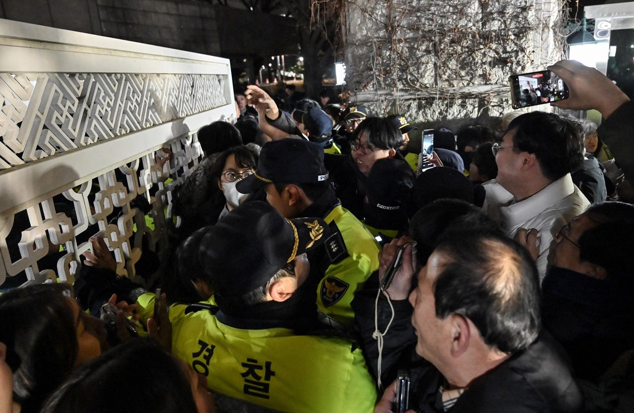 เจ้าหน้าที่เผชิญหน้ากับประชาชนที่หน้าอาคารรัฐสภา ในคืนประกาศกฎอัยการศึก เมื่อ 3 ธ.ค. 2568