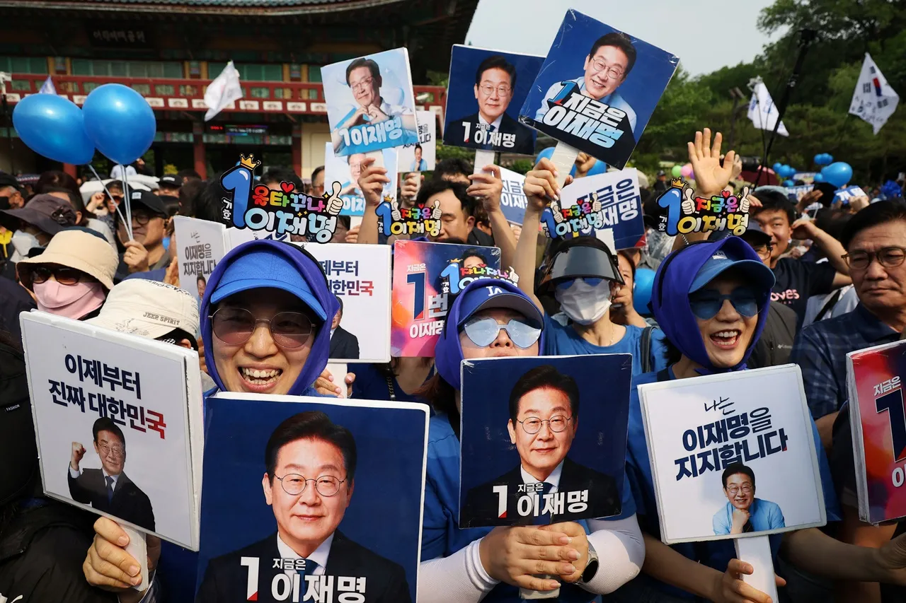 ผู้สนับสนุนนาย อี แจ-มยอง ร่วมฟังการหาเสียง