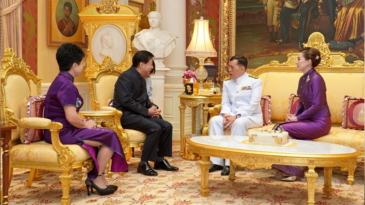 พระบาทสมเด็จพระเจ้าอยู่หัว และ สมเด็จพระนางเจ้าฯ พระบรมราชินี เสด็จออก ณ พระที่นั่งอัมพรสถาน พระราชทานพระบรมราชวโรกาสให้ หาน จื้อเฉียง เอกอัครราชทูตสาธารณรัฐประชาชนจีนประจำประเทศไทย เฝ้าฯ กราบบังคมทูลลาในโอกาสจะพ้นจากหน้าที่ ในการนี้ หวาง ฮวัน ภริยาเอกอัครราชทูต ร่วมเฝ้าฯ ด้วย เมื่อวันก่อน.