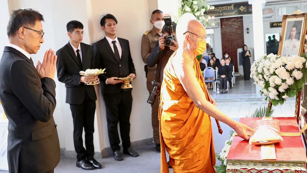 ปลายทางชีวิต พล.ต.อ.สุวัฒน์ แจ้งยอดสุข อดีต ผบ.ตร. เป็นประธานในพิธีพระราชทานเพลิงศพ พ.ต.อ.ประสงค์ กฤษณสุวรรณ อดีต ผกก.5 กองบังคับการตำรวจดับเพลิง บิดาของ ชนาธิป กฤษณสุวรรณ ท่ามกลางญาติมิตรมาร่วมในพิธีด้วย ที่วัดเทพศิรินทราวาส วันก่อน.