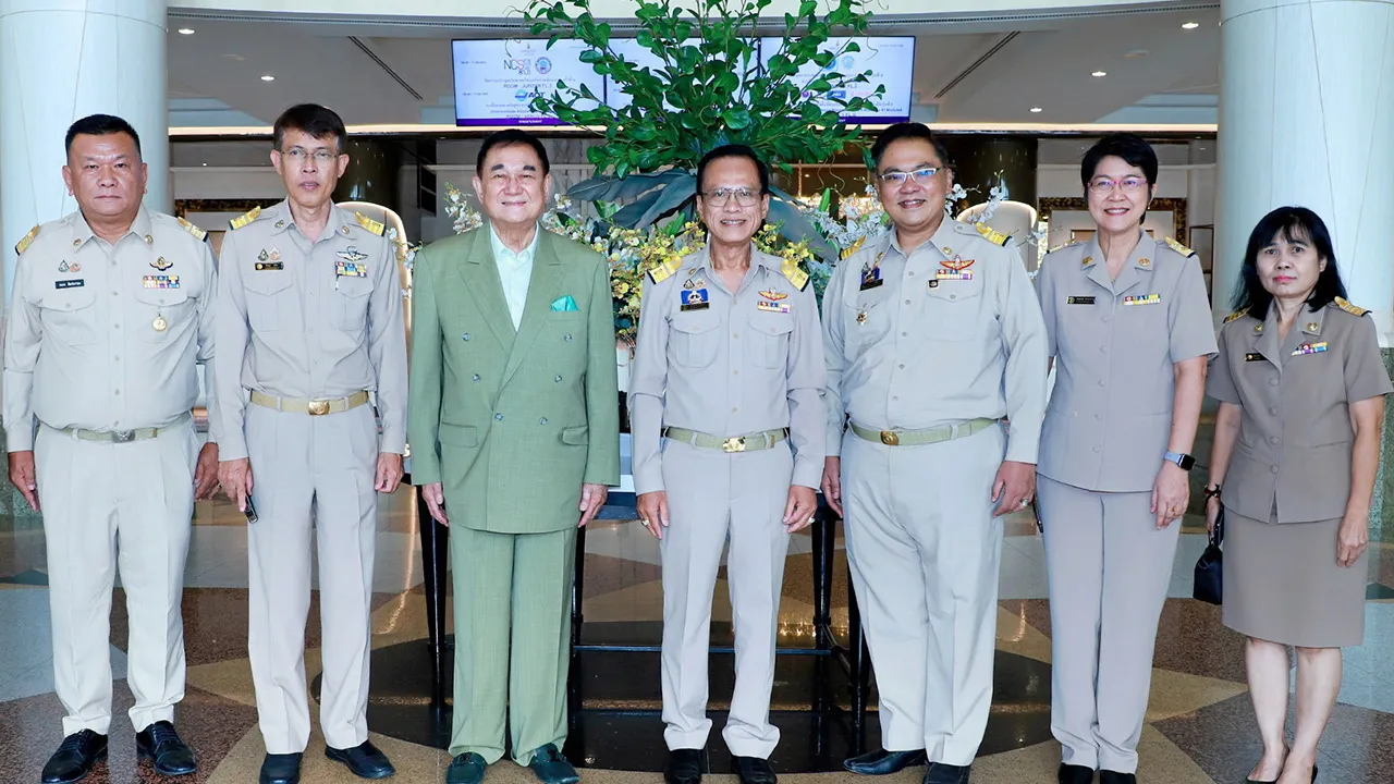 นักบริหาร ดร.อัศวิน อิงคะกุล ให้การต้อนรับ จักรพงศ์ คำจันทร์ ผู้ว่าการการประปาส่วนภูมิภาค ในโอกาสเปิดโครงการฝึกอบรมหลักสูตรการพัฒนานักบริหารกิจการประปา รุ่นที่ 5 โดยมี อัษฎา ชูสิน และ นิธิศ ทองสอาด มาร่วมงานด้วย ที่โรงแรมมิราเคิล แกรนด์ วันก่อน.