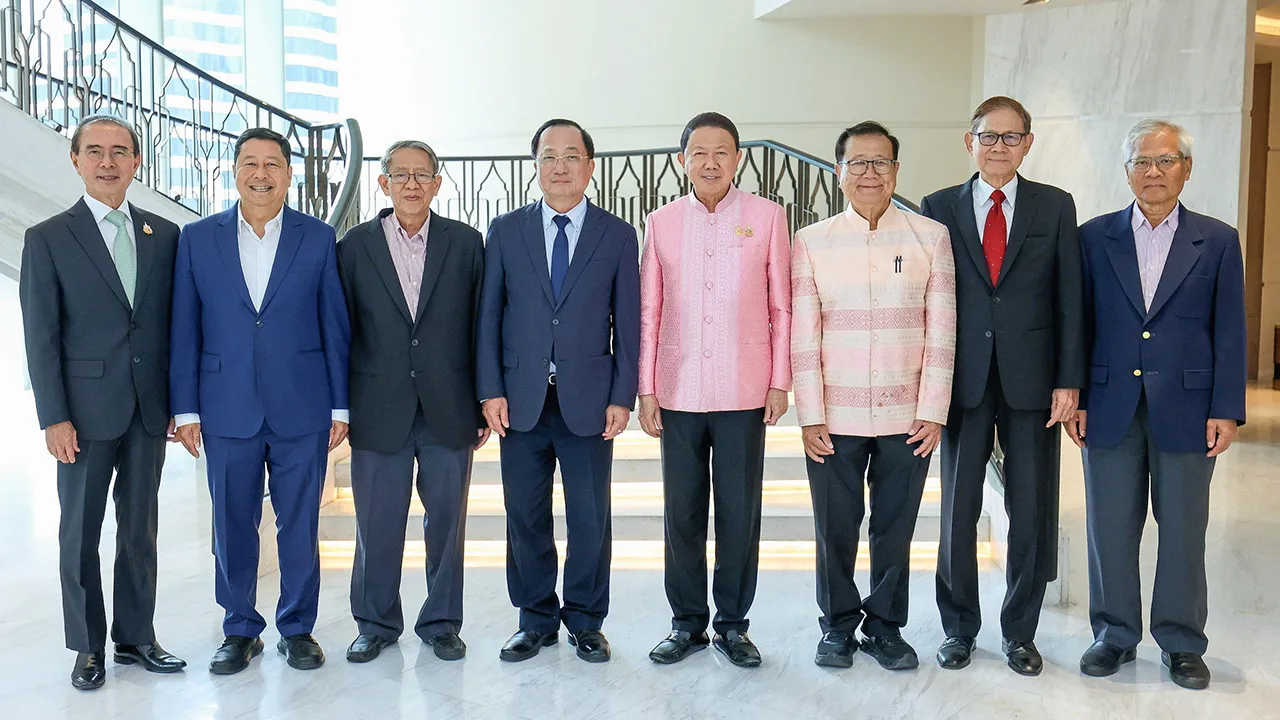 เวลคัม สนั่น อังอุบลกุล จัดงานต้อนรับ ดร.เหวียน วัน แถ่นห์ นายกสมาคมมิตรภาพเวียดนาม-ไทย ในโอกาสมาร่วมงานฉลองครบรอบ 135 ปี วันเกิดของประธานโฮจิมินห์ โดยมี ประดาป พิบูลสงคราม, สุรพล เพชรวรา และ ไพรัช บูรพชัยศรี มาร่วมงานด้วย ที่โรงแรมวอลดอร์ฟ แอสโทเรีย วันก่อน.